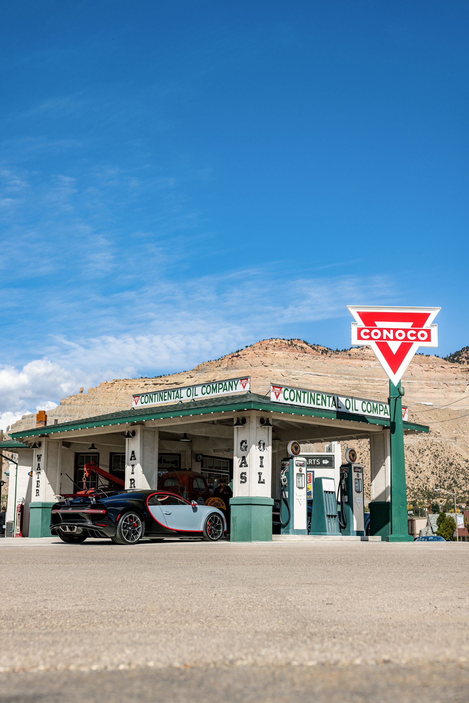 Arrêt à la station Conoco, fondée en 1924.